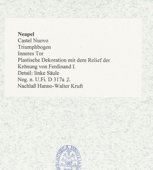 Rückseite von Bibliotheca Hertziana [https://www.deutsche-digitale-bibliothek.de/content/lizenzen/rv-fz/] Triumphbogen Alfonsos VPlastische Dekoration mit dem Relief der Krönung von Ferdinand I. - Detail: linke Säule, bh481459_recto. Foto.