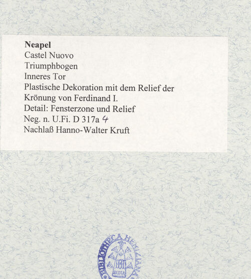 Rückseite von Bibliotheca Hertziana [https://www.deutsche-digitale-bibliothek.de/content/lizenzen/rv-fz/] Triumphbogen Alfonsos VPlastische Dekoration mit dem Relief der Krönung von Ferdinand I.Krönung von Ferdinand I. - Fensterzone und Relief, bh481460_recto. Foto.