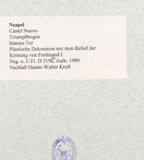 Rückseite von Bibliotheca Hertziana [https://www.deutsche-digitale-bibliothek.de/content/lizenzen/rv-fz/] Triumphbogen Alfonsos VPlastische Dekoration mit dem Relief der Krönung von Ferdinand I. - Teilansicht, bh481461_recto. Foto.