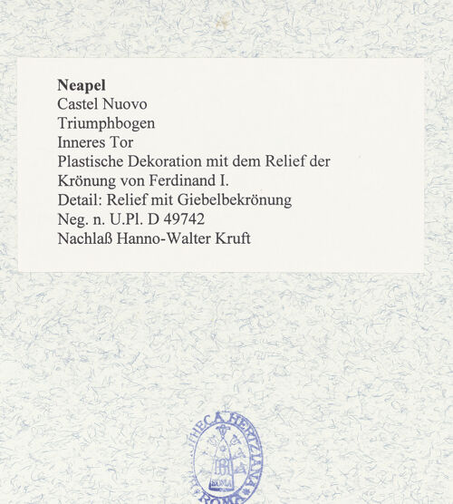 Rückseite von Bibliotheca Hertziana [https://www.deutsche-digitale-bibliothek.de/content/lizenzen/rv-fz/] Triumphbogen Alfonsos VPlastische Dekoration mit dem Relief der Krönung von Ferdinand I.Krönung von Ferdinand I. - Detail: Relief mit Giebelbekrönung, bh481467_recto. Foto.