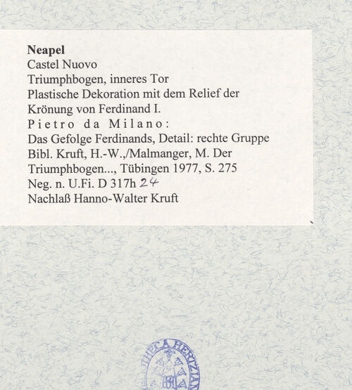 Rückseite von Bibliotheca Hertziana [https://www.deutsche-digitale-bibliothek.de/content/lizenzen/rv-fz/] Triumphbogen Alfonsos VPlastische Dekoration mit dem Relief der Krönung von Ferdinand I.Krönung von Ferdinand I.Das Gefolge Ferdinands - Rechte Gruppe, bh481468_recto. Foto.