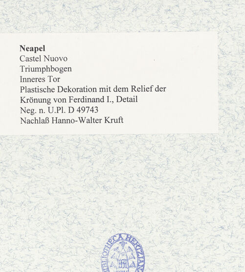 Rückseite von Bibliotheca Hertziana [https://www.deutsche-digitale-bibliothek.de/content/lizenzen/rv-fz/] Triumphbogen Alfonsos VPlastische Dekoration mit dem Relief der Krönung von Ferdinand I.Krönung von Ferdinand I. - Detail, bh481471_recto. Foto.