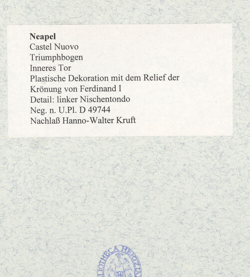 Rückseite von Bibliotheca Hertziana [https://www.deutsche-digitale-bibliothek.de/content/lizenzen/rv-fz/] Triumphbogen Alfonsos VPlastische Dekoration mit dem Relief der Krönung von Ferdinand I. - Detail, linke Wand, bh481472_recto. Foto.