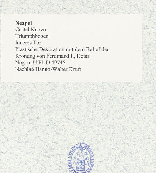 Rückseite von Bibliotheca Hertziana [https://www.deutsche-digitale-bibliothek.de/content/lizenzen/rv-fz/] Triumphbogen Alfonsos VPlastische Dekoration mit dem Relief der Krönung von Ferdinand I.Krönung von Ferdinand I. - Das Gefolge Ferdinands, Teilansicht, bh481473_recto. Foto.