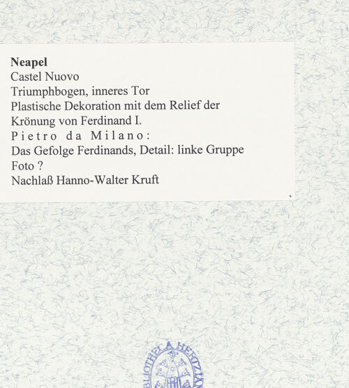 Rückseite von unbekannt [https://www.deutsche-digitale-bibliothek.de/content/lizenzen/rv-fz/] Triumphbogen Alfonsos VPlastische Dekoration mit dem Relief der Krönung von Ferdinand I.Krönung von Ferdinand I.Das Gefolge Ferdinands - Linke Gruppe, bh481475_recto. Foto.