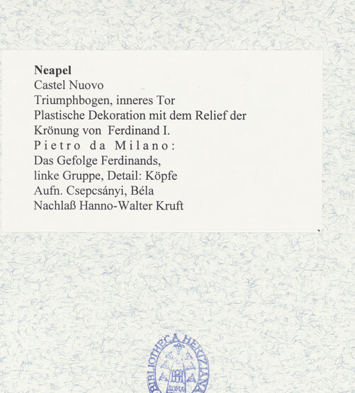 Rückseite von unbekannt [https://www.deutsche-digitale-bibliothek.de/content/lizenzen/rv-fz/] Triumphbogen Alfonsos VPlastische Dekoration mit dem Relief der Krönung von Ferdinand I.Krönung von Ferdinand I.Das Gefolge Ferdinands - Linke Gruppe, Detail: Köpfe, bh481476_recto. Foto: Csepcsányi, Béla.