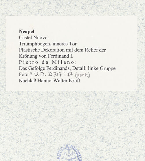 Rückseite von Bibliotheca Hertziana [https://www.deutsche-digitale-bibliothek.de/content/lizenzen/rv-fz/] Triumphbogen Alfonsos VPlastische Dekoration mit dem Relief der Krönung von Ferdinand I.Krönung von Ferdinand I.Das Gefolge Ferdinands - Linke Gruppe, bh481477_recto. Foto.