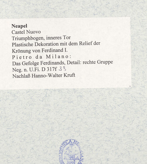 Rückseite von Bibliotheca Hertziana [https://www.deutsche-digitale-bibliothek.de/content/lizenzen/rv-fz/] Triumphbogen Alfonsos VPlastische Dekoration mit dem Relief der Krönung von Ferdinand I.Krönung von Ferdinand I.Das Gefolge Ferdinands - Rechte Gruppe, bh481478_recto. Foto.