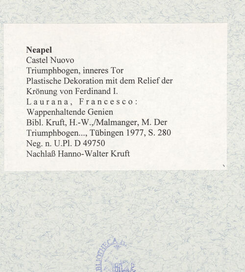 Rückseite von Bibliotheca Hertziana [https://www.deutsche-digitale-bibliothek.de/content/lizenzen/rv-fz/] Triumphbogen Alfonsos VPlastische Dekoration mit dem Relief der Krönung von Ferdinand I.Wappenhaltende Genien - Gesamtansicht, bh481479_recto. Foto.