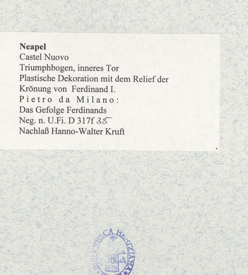 Rückseite von Bibliotheca Hertziana [https://www.deutsche-digitale-bibliothek.de/content/lizenzen/rv-fz/] Triumphbogen Alfonsos VPlastische Dekoration mit dem Relief der Krönung von Ferdinand I.Krönung von Ferdinand I. - Das Gefolge Ferdinands, bh481480_recto. Foto.