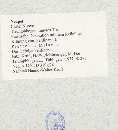 Rückseite von Bibliotheca Hertziana [https://www.deutsche-digitale-bibliothek.de/content/lizenzen/rv-fz/] Triumphbogen Alfonsos VPlastische Dekoration mit dem Relief der Krönung von Ferdinand I.Krönung von Ferdinand I. - Das Gefolge Ferdinands, bh481482_recto. Foto.