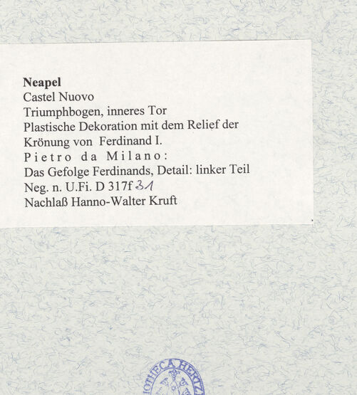 Rückseite von Bibliotheca Hertziana [https://www.deutsche-digitale-bibliothek.de/content/lizenzen/rv-fz/] Triumphbogen Alfonsos VPlastische Dekoration mit dem Relief der Krönung von Ferdinand I.Krönung von Ferdinand I.Das Gefolge Ferdinands - Linker Teil, bh481483_recto. Foto.