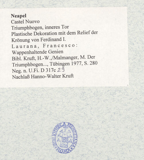 Rückseite von Bibliotheca Hertziana [https://www.deutsche-digitale-bibliothek.de/content/lizenzen/rv-fz/] Triumphbogen Alfonsos VPlastische Dekoration mit dem Relief der Krönung von Ferdinand I.Wappenhaltende Genien - Gesamtansicht, bh481484_recto. Foto.