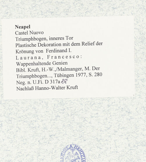 Rückseite von Bibliotheca Hertziana [https://www.deutsche-digitale-bibliothek.de/content/lizenzen/rv-fz/] Triumphbogen Alfonsos VPlastische Dekoration mit dem Relief der Krönung von Ferdinand I.Wappenhaltende Genien - Gesamtansicht, bh481485_recto. Foto.