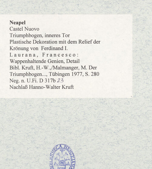 Rückseite von Bibliotheca Hertziana [https://www.deutsche-digitale-bibliothek.de/content/lizenzen/rv-fz/] Triumphbogen Alfonsos VPlastische Dekoration mit dem Relief der Krönung von Ferdinand I.Wappenhaltende Genien - Detail: Oberkörper, bh481486_recto. Foto.