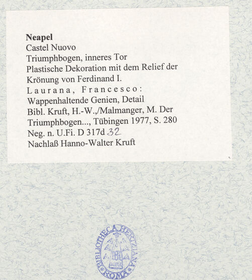 Rückseite von Bibliotheca Hertziana [https://www.deutsche-digitale-bibliothek.de/content/lizenzen/rv-fz/] Triumphbogen Alfonsos VPlastische Dekoration mit dem Relief der Krönung von Ferdinand I.Wappenhaltende Genien - Rechter Genius, bh481487_recto. Foto.