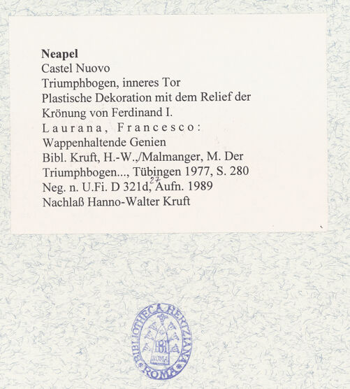 Rückseite von Bibliotheca Hertziana [https://www.deutsche-digitale-bibliothek.de/content/lizenzen/rv-fz/] Triumphbogen Alfonsos VPlastische Dekoration mit dem Relief der Krönung von Ferdinand I.Wappenhaltende Genien - Linker Genius, bh481489_recto. Foto.