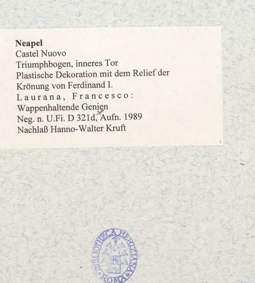 Rückseite von Bibliotheca Hertziana [https://www.deutsche-digitale-bibliothek.de/content/lizenzen/rv-fz/] Triumphbogen Alfonsos VPlastische Dekoration mit dem Relief der Krönung von Ferdinand I.Wappenhaltende Genien - Rechter Genius, bh481490_recto. Foto.