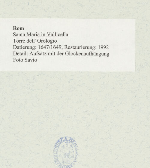 Rückseite von Savio, Oscar [https://www.deutsche-digitale-bibliothek.de/content/lizenzen/rv-ez/] Santa Maria in VallicellaTorre dell' Orologio - Detail: Aufsatz mit der Glockenaufhängung, bh482586_recto. Foto.