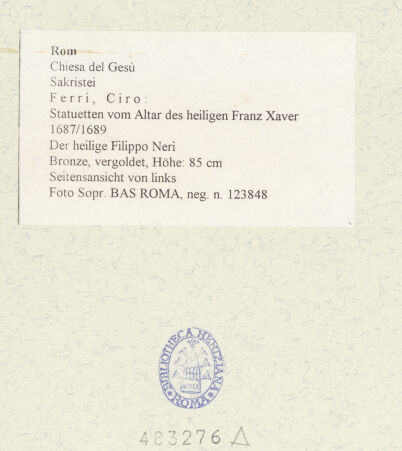 Rückseite von Sopr. BAS ROMA [https://www.deutsche-digitale-bibliothek.de/content/lizenzen/rv-ez/] Statuetten vom Altar des heiligen Franz XaverDer heilige Filippo Neri - Seitensansicht von links, bh483276_recto. Foto.