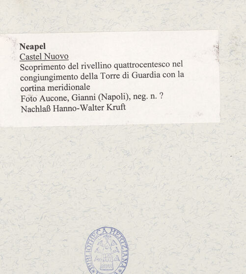 Rückseite von Aucone, Gianni (Napoli) [https://www.deutsche-digitale-bibliothek.de/content/lizenzen/rv-ez/] Castel Nuovo - Ravelin neben dem Torre di Guardia, bh483664_recto. Foto.