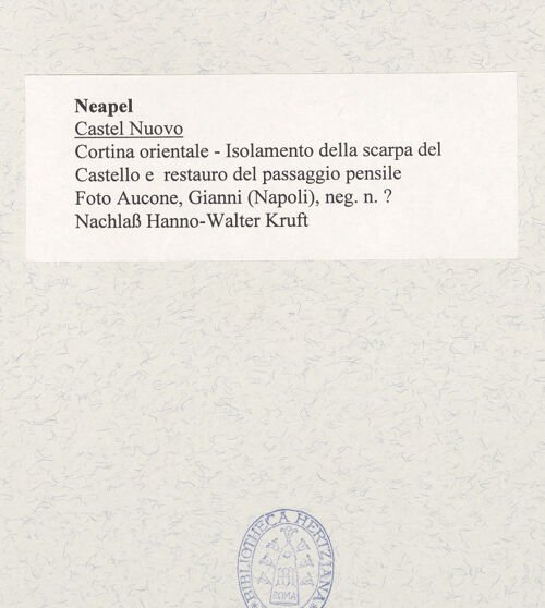 Rückseite von Aucone, Gianni (Napoli) [https://www.deutsche-digitale-bibliothek.de/content/lizenzen/rv-ez/] Castel Nuovo - Ostwand, bh483665_recto. Foto.