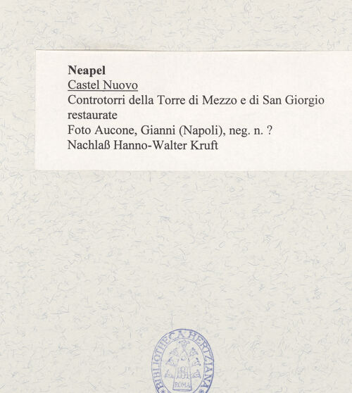 Rückseite von Aucone, Gianni (Napoli) [https://www.deutsche-digitale-bibliothek.de/content/lizenzen/rv-fz/] Castel Nuovo - Restaurierter Sockel des Torre di Mezzo und des Torre di San Giorgio, bh483666_recto. Foto.