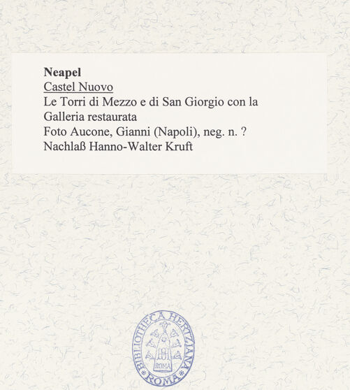 Rückseite von Aucone, Gianni (Napoli) [https://www.deutsche-digitale-bibliothek.de/content/lizenzen/rv-ez/] Castel Nuovo - Torre di Mezzo und Torre di San Giorgio mit der restaurierten Galerie, bh483667_recto. Foto.