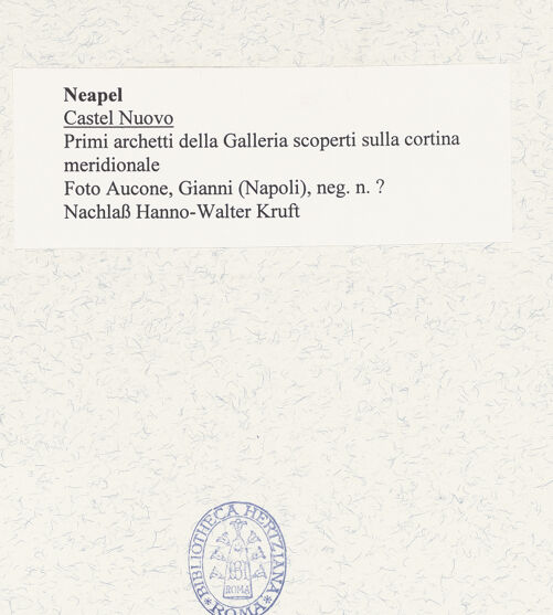 Rückseite von Aucone, Gianni (Napoli) [https://www.deutsche-digitale-bibliothek.de/content/lizenzen/rv-ez/] Castel Nuovo - Arkade der Südwand, bh483668_recto. Foto.