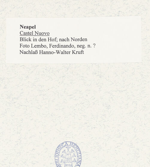 Rückseite von Lembo, Ferdinando [https://www.deutsche-digitale-bibliothek.de/content/lizenzen/rv-ez/] Castel Nuovo - Blick in den Hof, nach Norden, bh483669_recto. Foto.