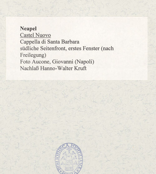 Rückseite von Aucone, Gianni (Napoli) [https://www.deutsche-digitale-bibliothek.de/content/lizenzen/rv-ez/] Castel NuovoCappella Palatina - Südliche Seitenfront, erstes Fenster (nach Freilegung), bh483671_recto. Foto.