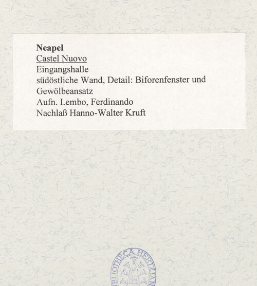 Rückseite von Lembo, Ferdinando [https://www.deutsche-digitale-bibliothek.de/content/lizenzen/rv-ez/] Castel Nuovo - Südöstliche Wand, Detail: Biforenfenster und Gewölbeansatz, bh483672_recto. Foto: Lembo, Ferdinando.