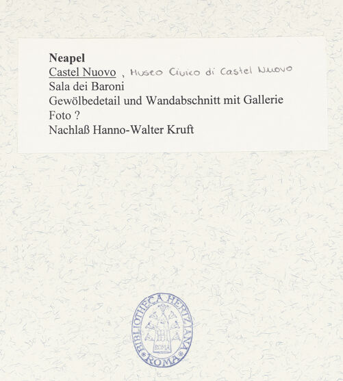 Rückseite von unbekannt [https://www.deutsche-digitale-bibliothek.de/content/lizenzen/rv-fz/] Castel NuovoSala dei Baroni - Gewölbedetail und Wandabschnitt mit Gallerie, bh483673_recto. Foto.