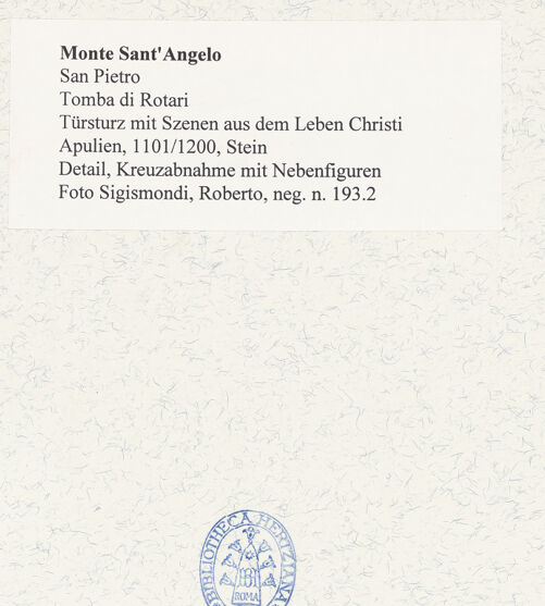 Rückseite von Sigismondi, Roberto [https://www.deutsche-digitale-bibliothek.de/content/lizenzen/rv-fz/] Türsturz mit Szenen aus dem Leben Christi - Detail: die Kreuzabnahme mit Nebenfiguren, bh484034_recto. Foto: Sigismondi, Roberto.