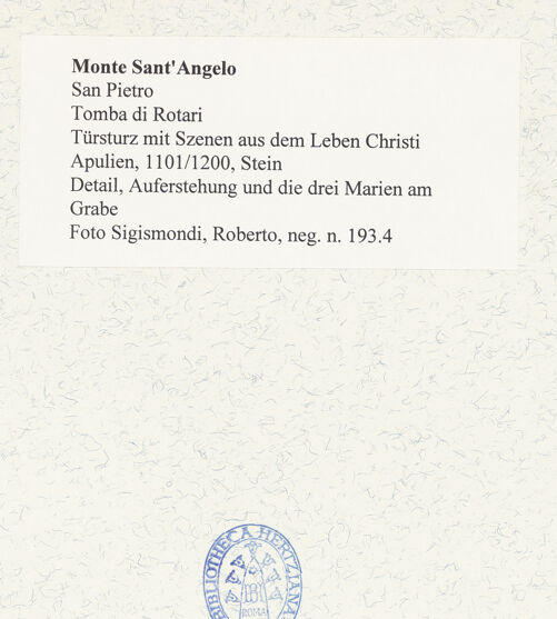 Rückseite von Sigismondi, Roberto [https://www.deutsche-digitale-bibliothek.de/content/lizenzen/rv-fz/] Türsturz mit Szenen aus dem Leben Christi - Detail: die Auferstehung Christi und die drei Marien am Grabe, bh484036_recto. Foto: Sigismondi, Roberto.