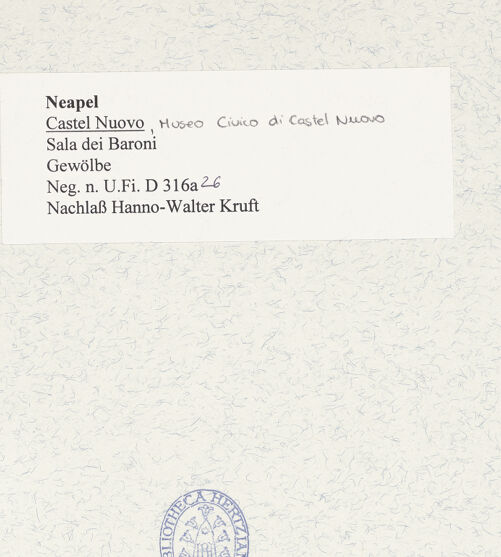 Rückseite von Bibliotheca Hertziana [https://www.deutsche-digitale-bibliothek.de/content/lizenzen/rv-fz/] Castel NuovoSala dei Baroni - Gewölbe, bh484401_recto. Foto.