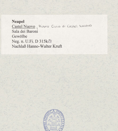 Rückseite von Bibliotheca Hertziana [https://www.deutsche-digitale-bibliothek.de/content/lizenzen/rv-fz/] Castel NuovoSala dei Baroni - Gewölbe, bh484402_recto. Foto.