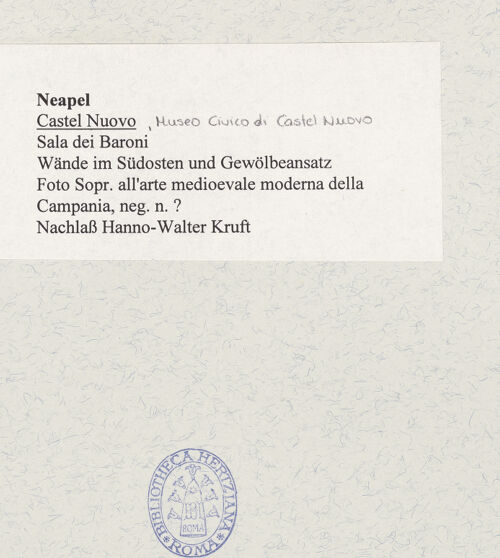 Rückseite von Sopr. BAS NA [https://www.deutsche-digitale-bibliothek.de/content/lizenzen/rv-ez/] Castel NuovoSala dei Baroni - Wände im Südosten mit Eckabschrägung und Gewölbeansatz, bh484404_recto. Foto.