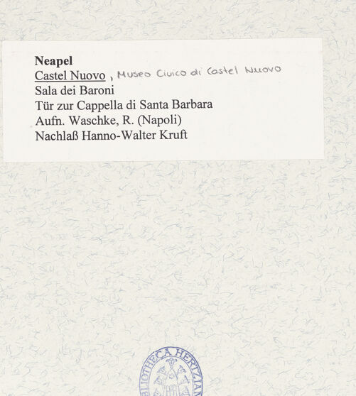 Rückseite von unbekannt [https://www.deutsche-digitale-bibliothek.de/content/lizenzen/rv-fz/] Castel NuovoSala dei Baroni - Tür zur Cappella di Santa Barbara, bh484407_recto. Foto: Waschke, R. (Neapel).