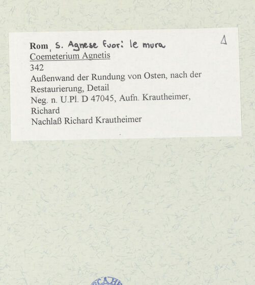 Rückseite von Bibliotheca Hertziana [https://www.deutsche-digitale-bibliothek.de/content/lizenzen/rv-fz/] Coemeterium Agnetis - Außenwand der Rundung von Osten, nach der Restaurierung, Detail, bh484410_recto. Foto: Krautheimer, Richard.