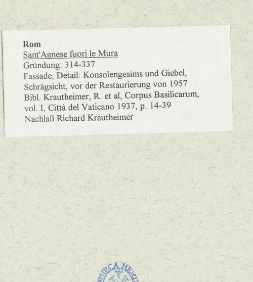 Rückseite von unbekannt [https://www.deutsche-digitale-bibliothek.de/content/lizenzen/rv-fz/] Sant'Agnese fuori le MuraFassade - Fassade, Detail: Konsolengesims und Giebel, Schrägsicht, vor der Restaurierung von 1957, bh484423_recto. Foto.