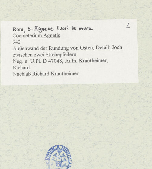 Rückseite von Bibliotheca Hertziana [https://www.deutsche-digitale-bibliothek.de/content/lizenzen/rv-fz/] Coemeterium Agnetis - Außenwand der Rundung von Osten, Detail: Joch zwischen zwei Strebepfeilern, bh484424_recto. Foto: Krautheimer, Richard.