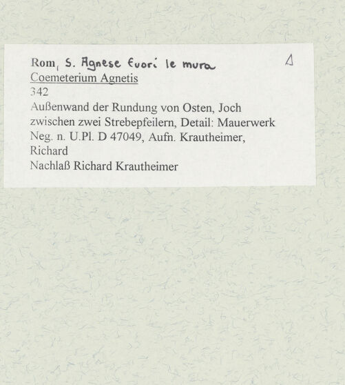 Rückseite von Bibliotheca Hertziana [https://www.deutsche-digitale-bibliothek.de/content/lizenzen/rv-fz/] Coemeterium Agnetis - Außenwand der Rundung von Osten, Joch zwischen zwei Strebepfeilern, Detail: Mauerwerk, bh484425_recto. Foto: Krautheimer, Richard.