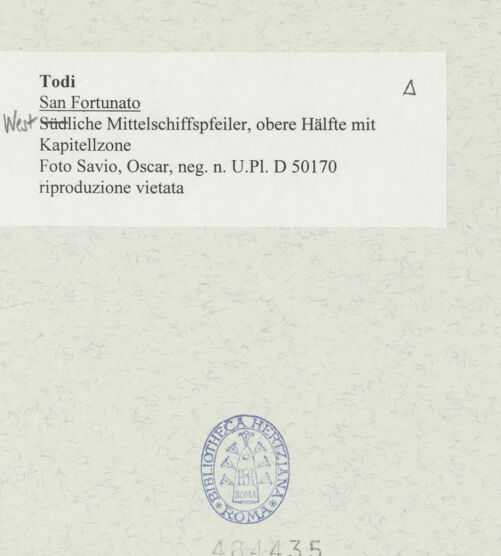 Rückseite von Bibliotheca Hertziana [https://www.deutsche-digitale-bibliothek.de/content/lizenzen/rv-ez/] San Fortunato - Westliche Mittelschiffspfeiler, obere Hälfte mit Kapitellzone, bh484435_recto. Foto: Savio, Oscar.