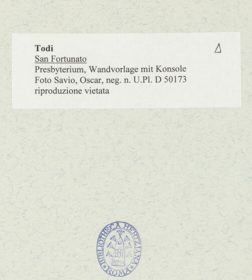 Rückseite von Bibliotheca Hertziana [https://www.deutsche-digitale-bibliothek.de/content/lizenzen/rv-fz/] San FortunatoChor - Presbyterium, Wandvorlage mit Konsole, bh484437_recto. Foto: Savio, Oscar.