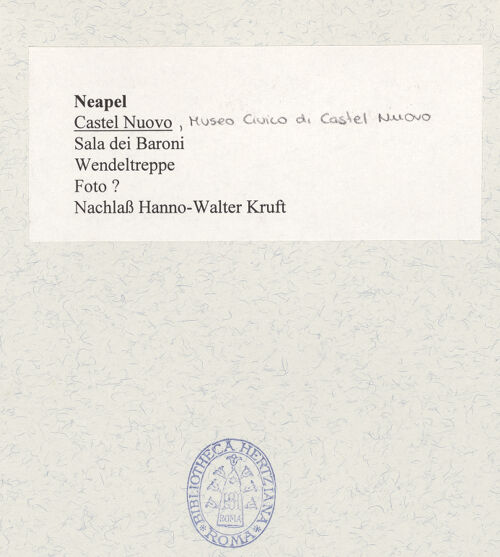 Rückseite von unbekannt [https://www.deutsche-digitale-bibliothek.de/content/lizenzen/rv-fz/] Castel NuovoSala dei Baroni - Wendeltreppe, Ansicht von oben nach unten, bh484482_recto. Foto.