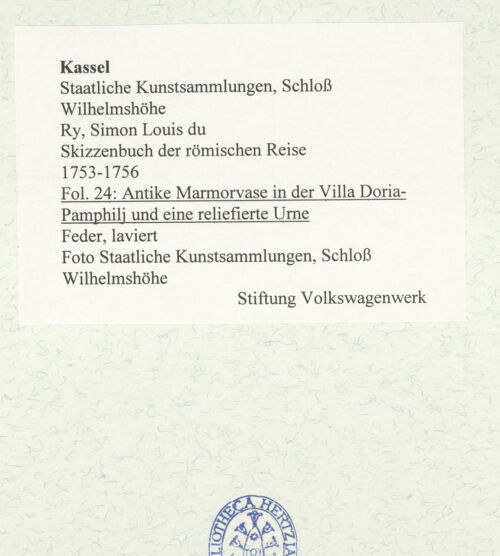 Rückseite von Staatliche Kunstsammlungen, Schloss Wilhelmshöhe [https://www.deutsche-digitale-bibliothek.de/content/lizenzen/rv-ez/] Skizzenbuch der römischen ReiseFol. 24: Antike Marmorvase in der Villa Doria-Pamphilj und eine reliefierte Urne - , bh484645_recto. Foto.