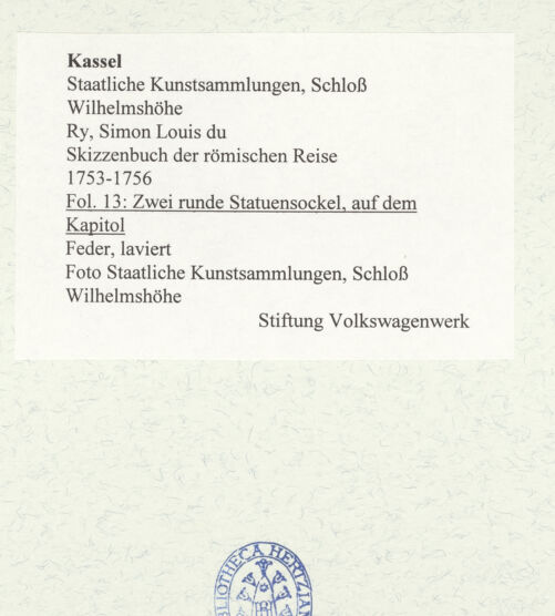 Rückseite von Staatliche Kunstsammlungen, Schloss Wilhelmshöhe [https://www.deutsche-digitale-bibliothek.de/content/lizenzen/rv-ez/] Skizzenbuch der römischen ReiseFol. 13: Rundaltar für Hercules Victor und Statuensockel (?), beides auf dem Kapitol - , bh484655_recto. Foto.