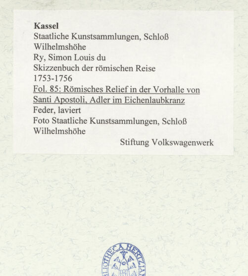 Rückseite von Staatliche Kunstsammlungen, Schloss Wilhelmshöhe [https://www.deutsche-digitale-bibliothek.de/content/lizenzen/rv-ez/] Skizzenbuch der römischen ReiseFol. 85: Römisches Relief in der Vorhalle von Santi Apostoli, Adler im Eichenlaubkranz - , bh484750_recto. Foto.