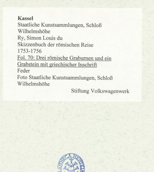 Rückseite von Staatliche Kunstsammlungen, Schloss Wilhelmshöhe [https://www.deutsche-digitale-bibliothek.de/content/lizenzen/rv-ez/] Skizzenbuch der römischen ReiseFol. 70: Drei römische Graburnen und ein Grabstein mit griechischer Inschrift - , bh484754_recto. Foto.